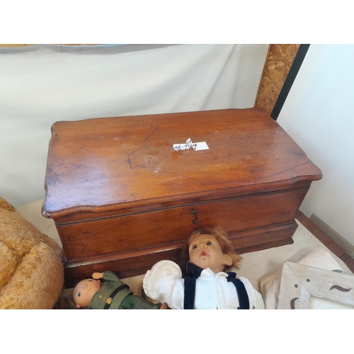 405 - Wooden box with vintage articulated teddy bears including Mossy by Forest Bears