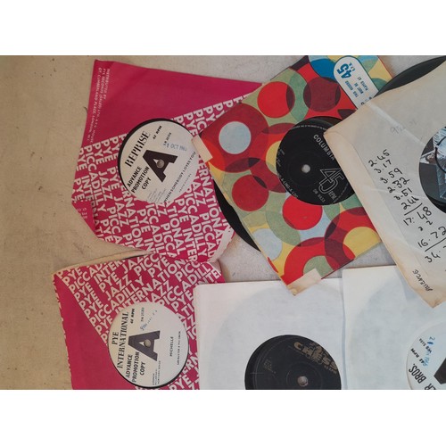 404 - Box of assorted 45 s vinyl record singles with a few EPs : Beatles, Elvis Presley, Cliff Richard and... 