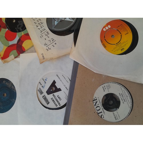 404 - Box of assorted 45 s vinyl record singles with a few EPs : Beatles, Elvis Presley, Cliff Richard and... 