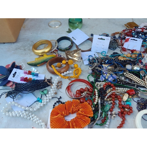 416 - Assorted costume jewellery