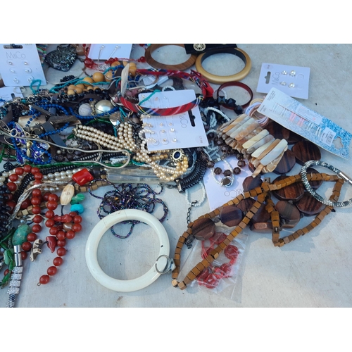 416 - Assorted costume jewellery