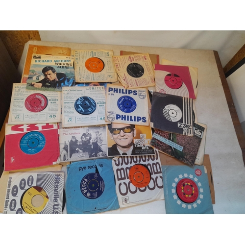 447 - Varied array of vinyl 45 single records from 1960s onwards : commercial blues & jazz, EPs included