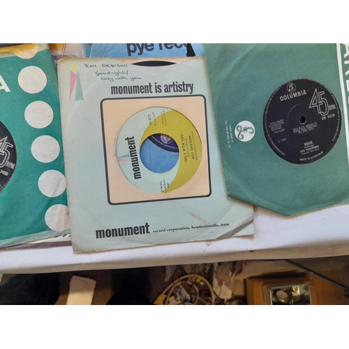 447 - Varied array of vinyl 45 single records from 1960s onwards : commercial blues & jazz, EPs included