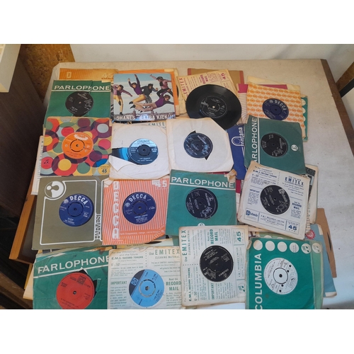 447 - Varied array of vinyl 45 single records from 1960s onwards : commercial blues & jazz, EPs included