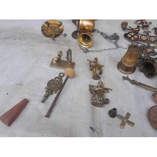 473 - Box of brass and copperware : 19th century copper kettle with brass seam , vintage enamel religious ... 