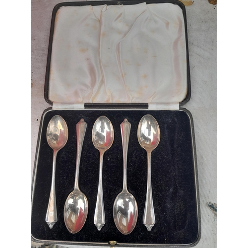 481 - 5 x Solid silver teaspoons in presentation box Birm 1937 Fred H Adams & Holman 61 g