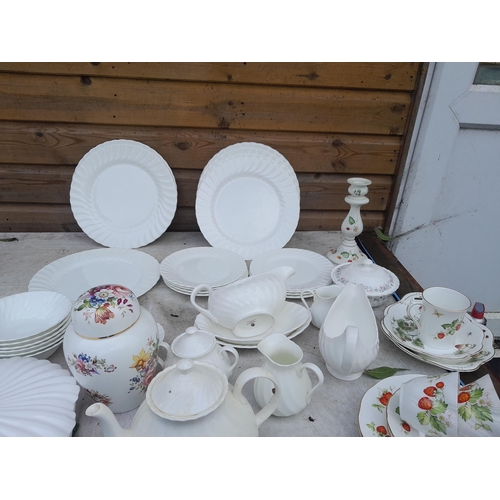 23 - Varied array of dinner and tea ware : Wedgewood 6 set part dinner service, Crown Derby coffee pot, D... 