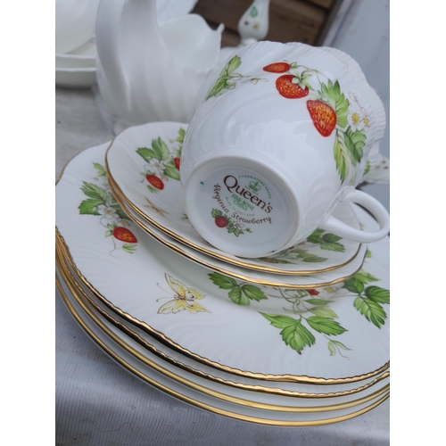 23 - Varied array of dinner and tea ware : Wedgewood 6 set part dinner service, Crown Derby coffee pot, D... 