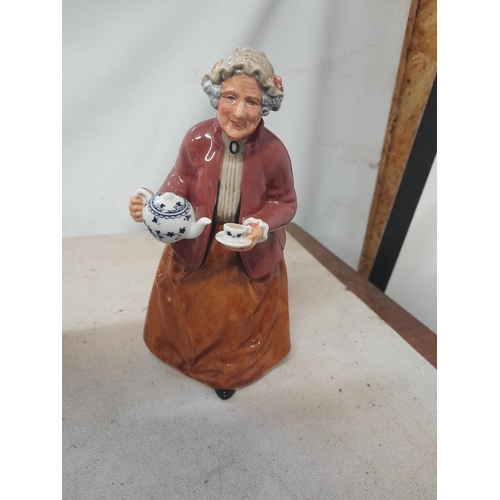 34 - Royal Doulton figure : Tea Time in good order