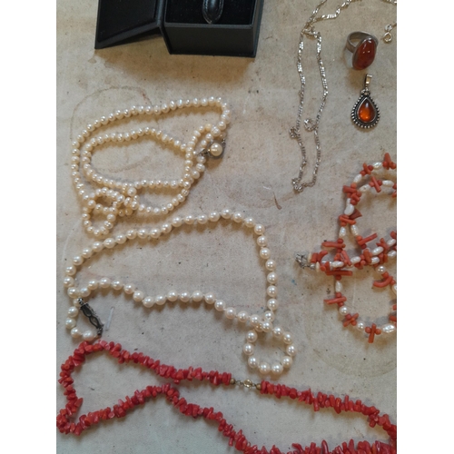 175 - Costume jewellery : pearls, antique coral, faux amber necklace (Plastic), wristwatch