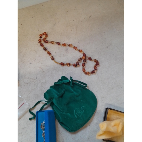 175 - Costume jewellery : pearls, antique coral, faux amber necklace (Plastic), wristwatch