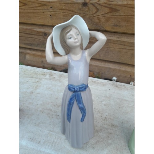 35 - Lladro figure in good order