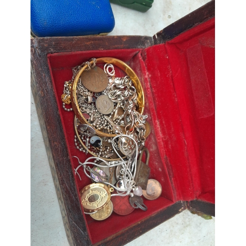 86 - Assorted costume jewellery