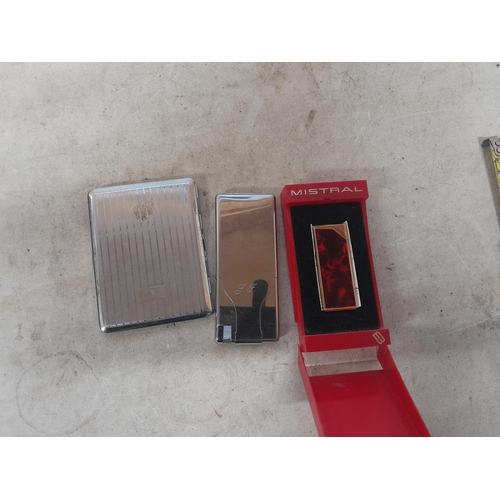 123 - Various vintage lighters : Boxed Mistral, Zippos and other petrol lighters