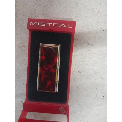 123 - Various vintage lighters : Boxed Mistral, Zippos and other petrol lighters