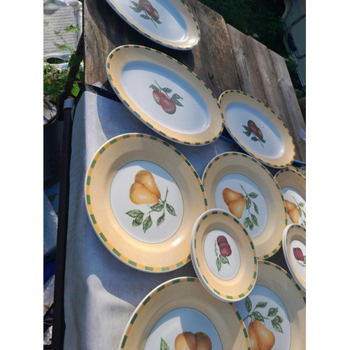 186 - Extensive clean Churchill fruit pattern dinner service