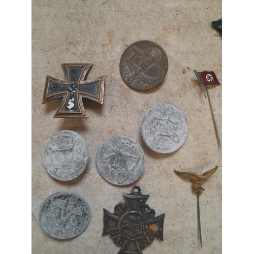 222 - Interesting array of World War II Nazi related ephemera : Iron Cross, Luftwaffe pin, Prussian Medal,... 