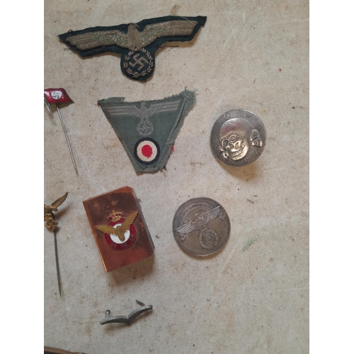 222 - Interesting array of World War II Nazi related ephemera : Iron Cross, Luftwaffe pin, Prussian Medal,... 