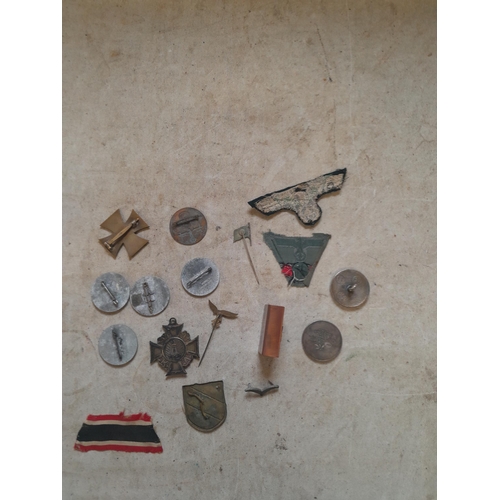 222 - Interesting array of World War II Nazi related ephemera : Iron Cross, Luftwaffe pin, Prussian Medal,... 