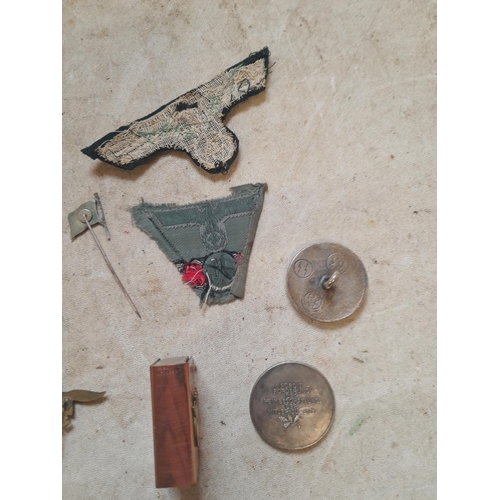 222 - Interesting array of World War II Nazi related ephemera : Iron Cross, Luftwaffe pin, Prussian Medal,... 