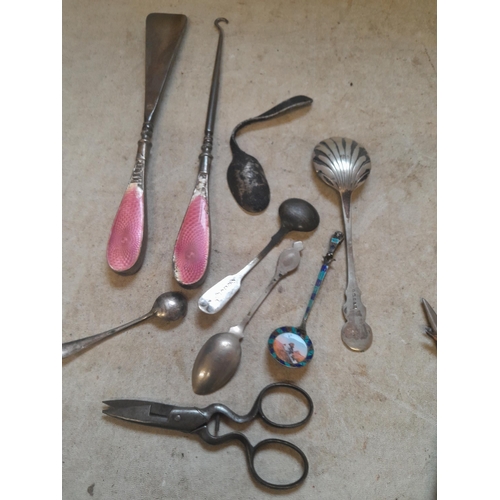 260 - Plated teaspoons, damaged enamel shoe horn & scissors antique, vintage and modern