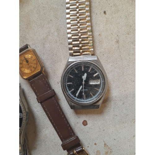 262 - Watches vintage and modern and compacts