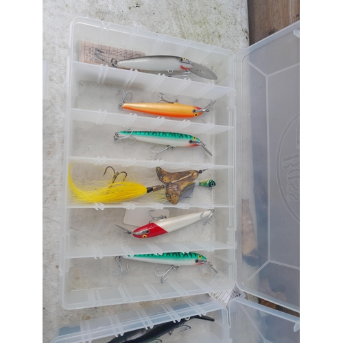 304 - Fishing interest : assorted boxes of sea fishing and other lures