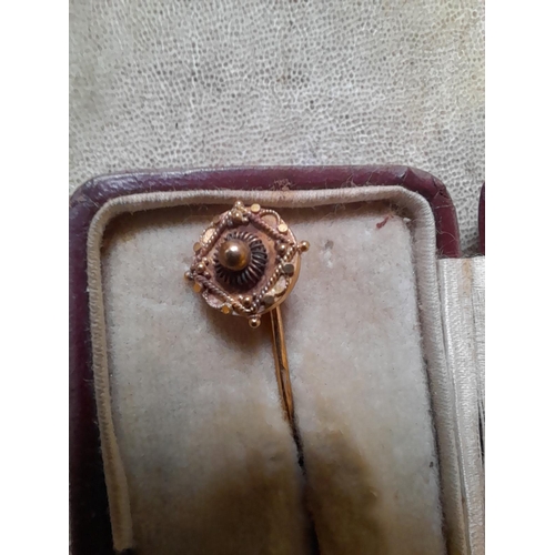 351 - 9 ct gold pin in presentation box and damaged and repaired 9 ct gold insect brooch gross weight 3.7