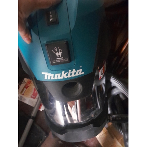 55 - Makita hoover