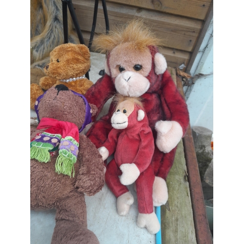 91 - Assorted cuddly toys