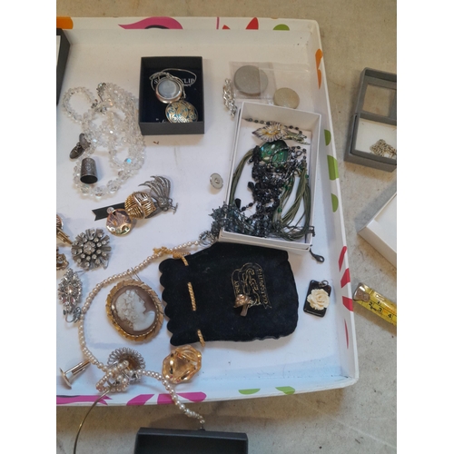 123 - Assorted costume jewellery some in presentation boxes, very small amount of silver noticed