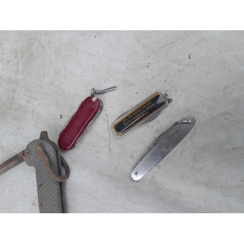 165 - Various folding pocket knives