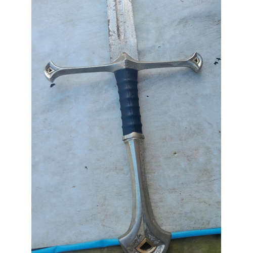 370 - 20th century reenactors Knights Templar broadsword