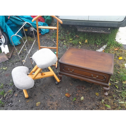 389 - Metal clothes airer, Vivadia exercise machine, 20th century mahogany single drawer low boy, suit sta... 