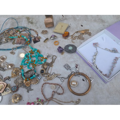 10 - Assorted costume jewellery