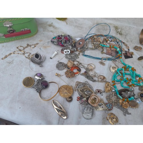 10 - Assorted costume jewellery