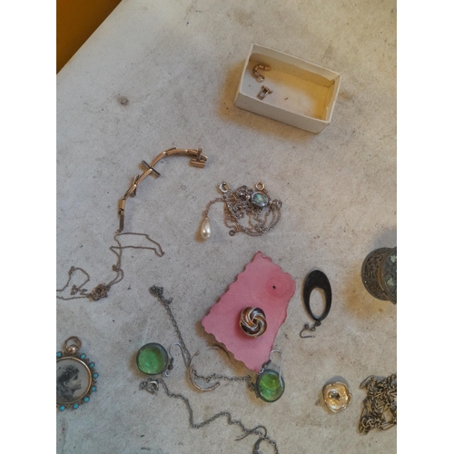 14 - Assorted costume jewellery : 9 ct gold core watch strap, necklaces, dress rings, some silver include... 