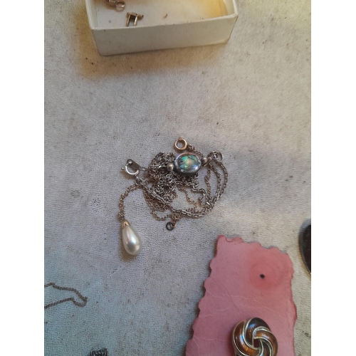 14 - Assorted costume jewellery : 9 ct gold core watch strap, necklaces, dress rings, some silver include... 