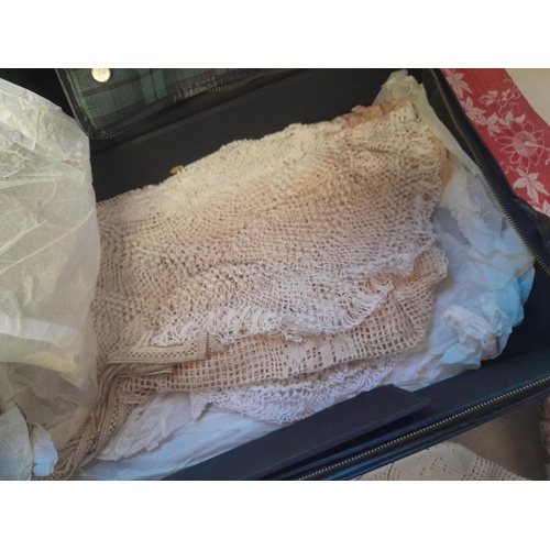 30 - Small suitcase of vintage linen and lace : table cloth, place mats, etc.