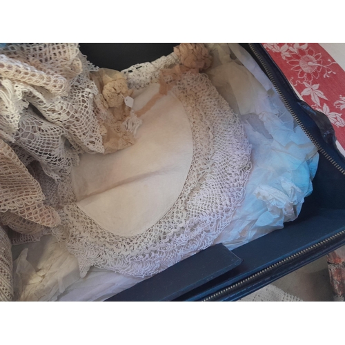 30 - Small suitcase of vintage linen and lace : table cloth, place mats, etc.