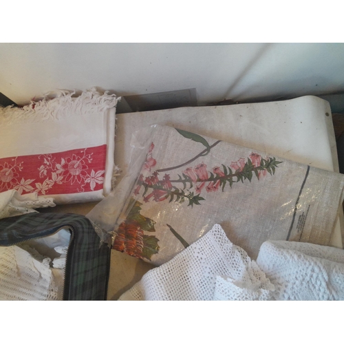 30 - Small suitcase of vintage linen and lace : table cloth, place mats, etc.