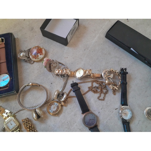 35 - Costume jeweller and modern and vintage wristwatches