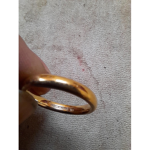 73 - 18 ct gold  wedding band size L, 3.9 g in a presentation box