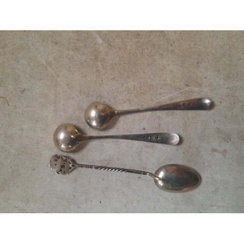 77 - 3 x silver spoons, 2  salt 1 x tea 30 g