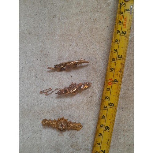 109 - 9 ct gold brooches some for restoration 7.9 g