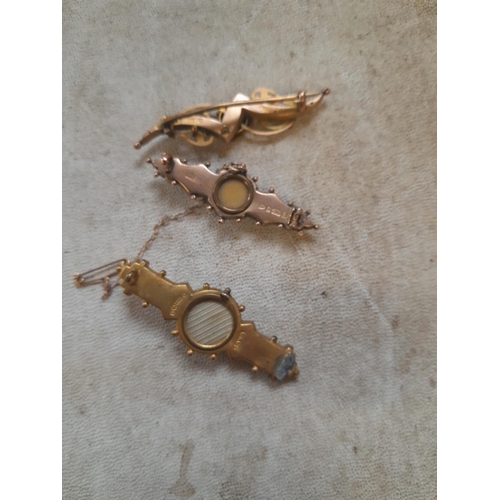 109 - 9 ct gold brooches some for restoration 7.9 g