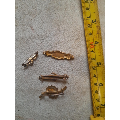 110 - 9ct gold brooches some for restoration 6.6 g gross weight