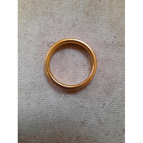 114 - 22 ct gold wedding band , size R , 8 g