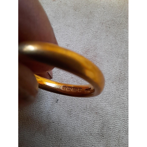 114 - 22 ct gold wedding band , size R , 8 g