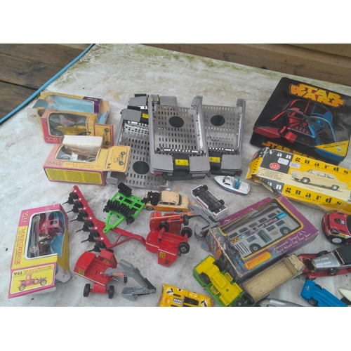 163 - Vintage and modern play worn and some boxed die cast toy cars, mixed makers, box condition varies an... 